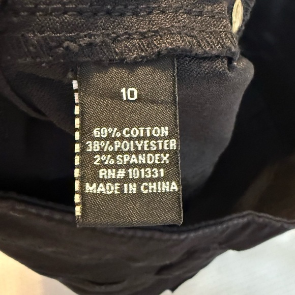 Refuge Black Shorts Hi Rise Sz 10 Cuffed Hem Strechy 3 Button Closure 2.5”Inseam - Picture 4 of 10